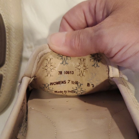 Johnston & Murphy Cream and Gold Loafers with Classic Design - Picture 7 of 7